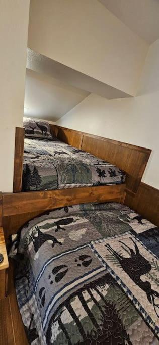 Beautiful Riverfront Near Mt Bachelor With Hot Tub Bend Exteriör bild