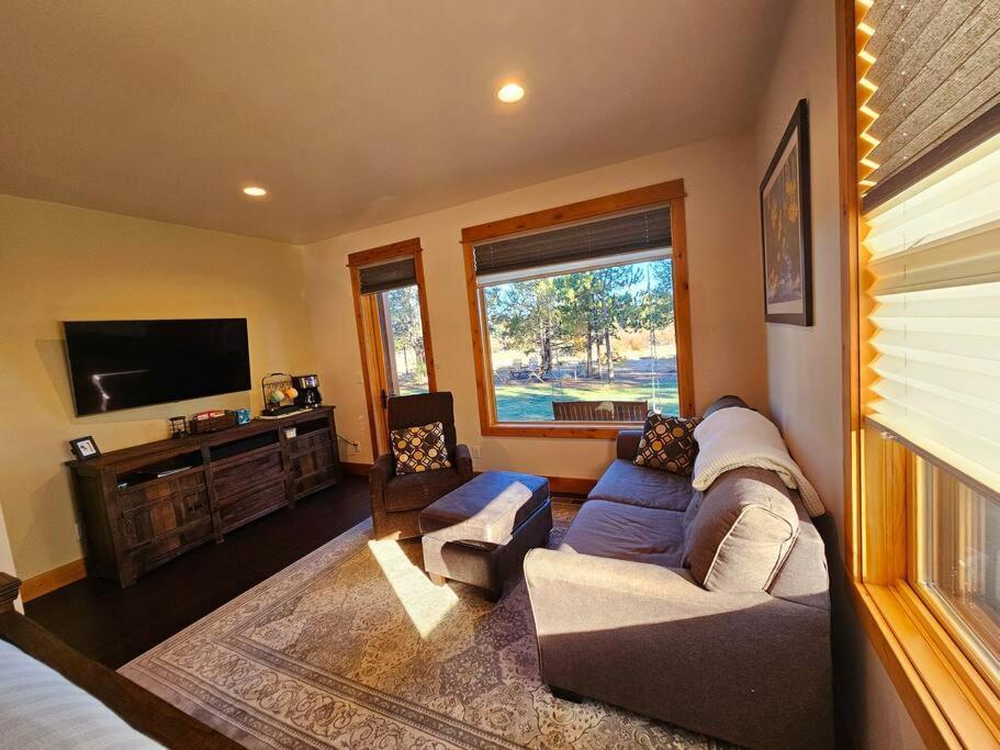 Beautiful Riverfront Near Mt Bachelor With Hot Tub Bend Exteriör bild