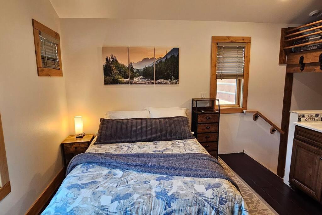 Beautiful Riverfront Near Mt Bachelor With Hot Tub Bend Exteriör bild