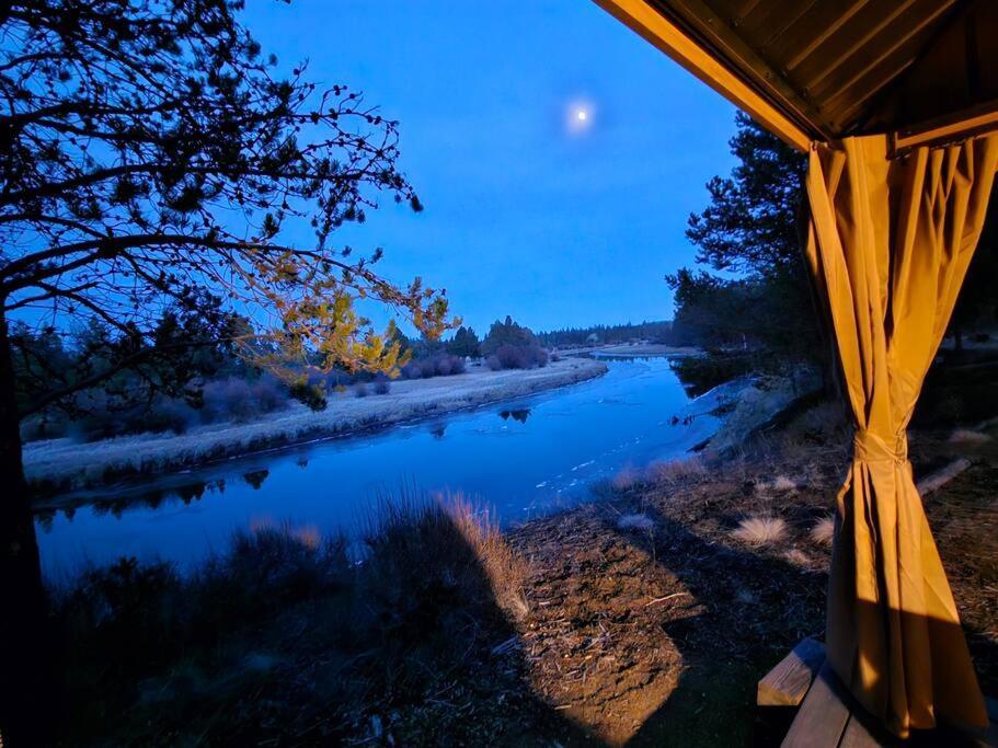 Beautiful Riverfront Near Mt Bachelor With Hot Tub Bend Exteriör bild