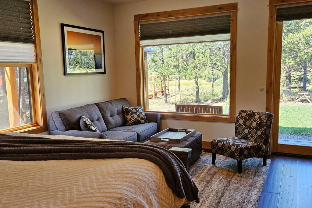 Beautiful Riverfront Near Mt Bachelor With Hot Tub Bend Exteriör bild