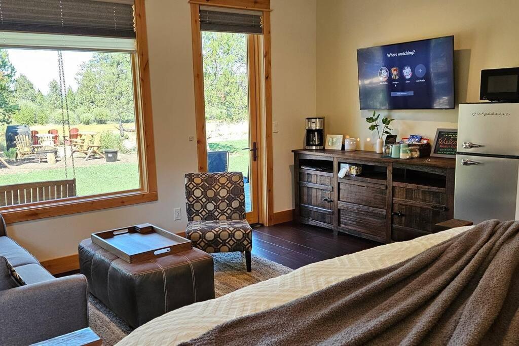 Beautiful Riverfront Near Mt Bachelor With Hot Tub Bend Exteriör bild