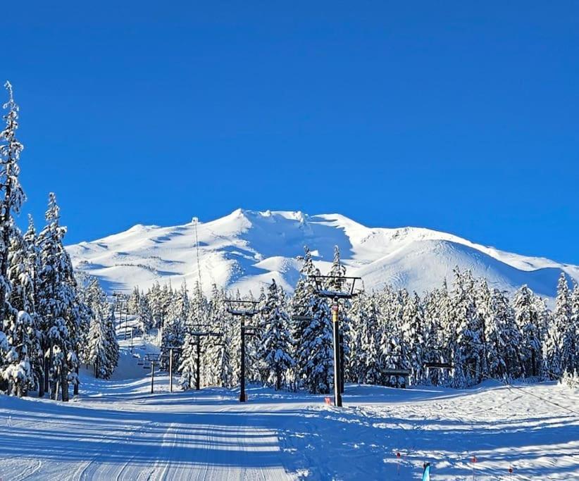 Beautiful Riverfront Near Mt Bachelor With Hot Tub Bend Exteriör bild