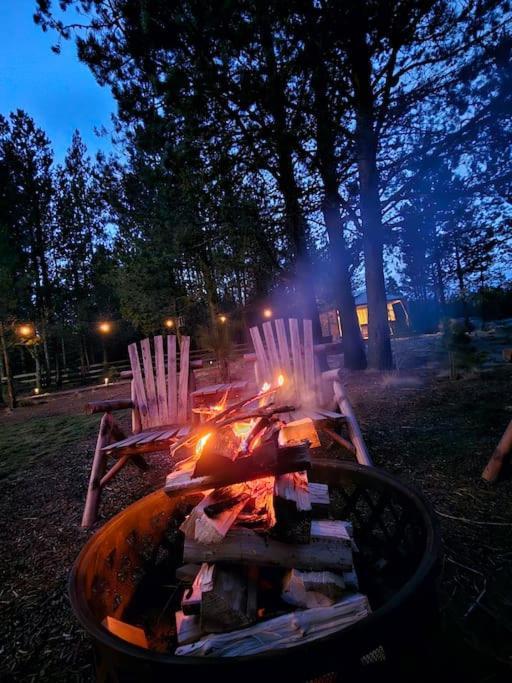 Beautiful Riverfront Near Mt Bachelor With Hot Tub Bend Exteriör bild