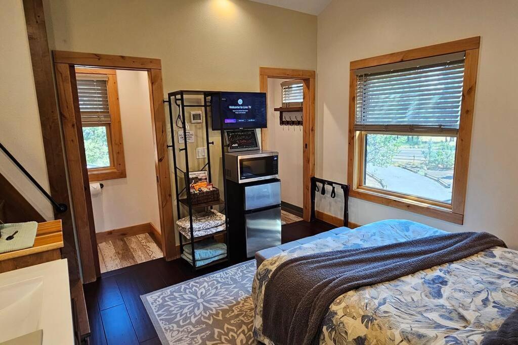 Beautiful Riverfront Near Mt Bachelor With Hot Tub Bend Exteriör bild