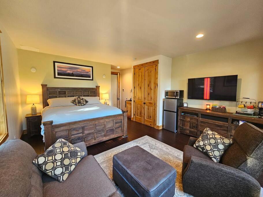 Beautiful Riverfront Near Mt Bachelor With Hot Tub Bend Exteriör bild