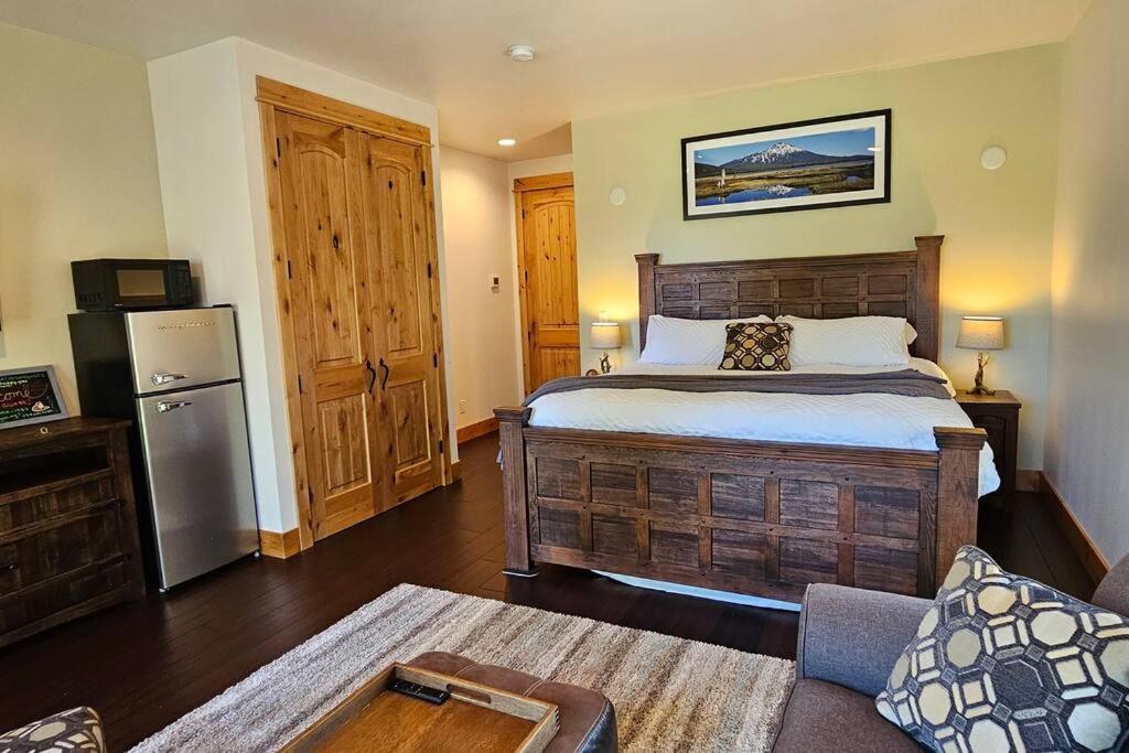 Beautiful Riverfront Near Mt Bachelor With Hot Tub Bend Exteriör bild