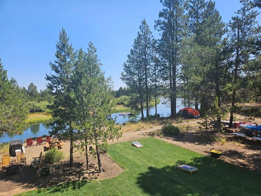 Beautiful Riverfront Near Mt Bachelor With Hot Tub Bend Exteriör bild