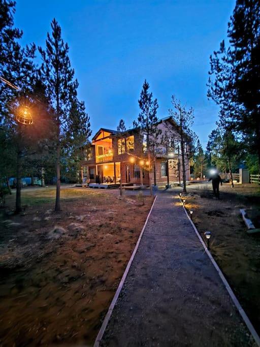 Beautiful Riverfront Near Mt Bachelor With Hot Tub Bend Exteriör bild