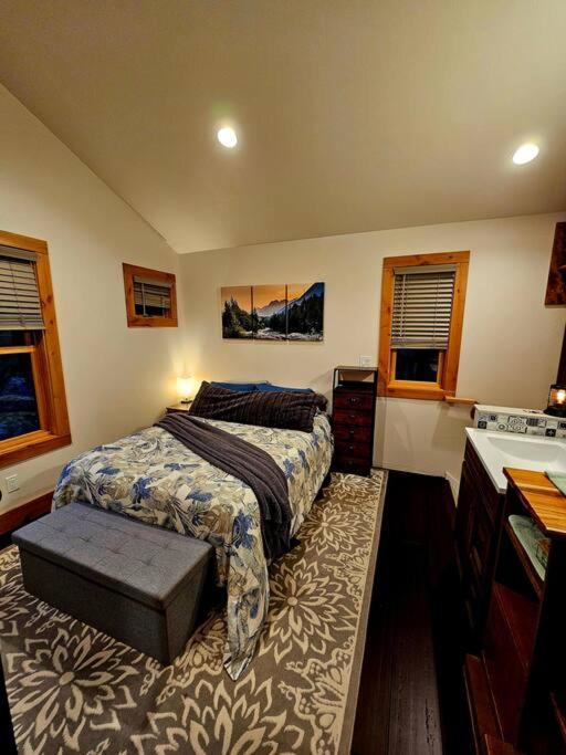Beautiful Riverfront Near Mt Bachelor With Hot Tub Bend Exteriör bild
