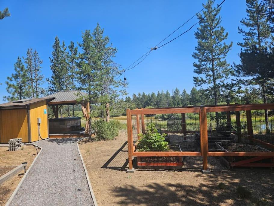 Beautiful Riverfront Near Mt Bachelor With Hot Tub Bend Exteriör bild