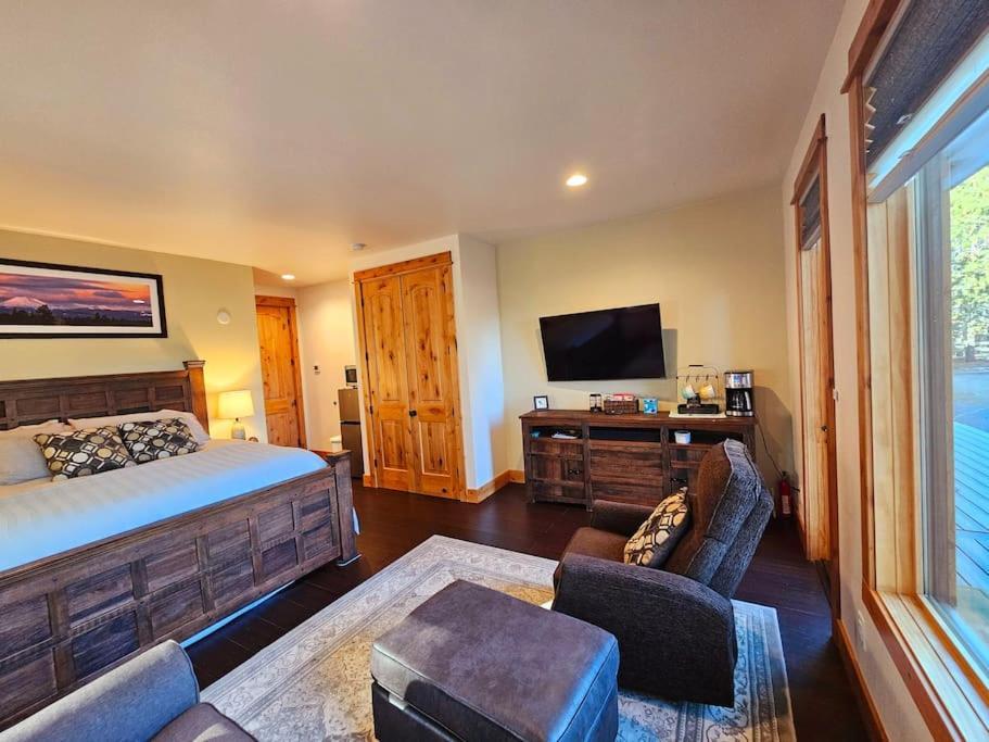 Beautiful Riverfront Near Mt Bachelor With Hot Tub Bend Exteriör bild