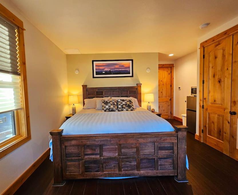 Beautiful Riverfront Near Mt Bachelor With Hot Tub Bend Exteriör bild