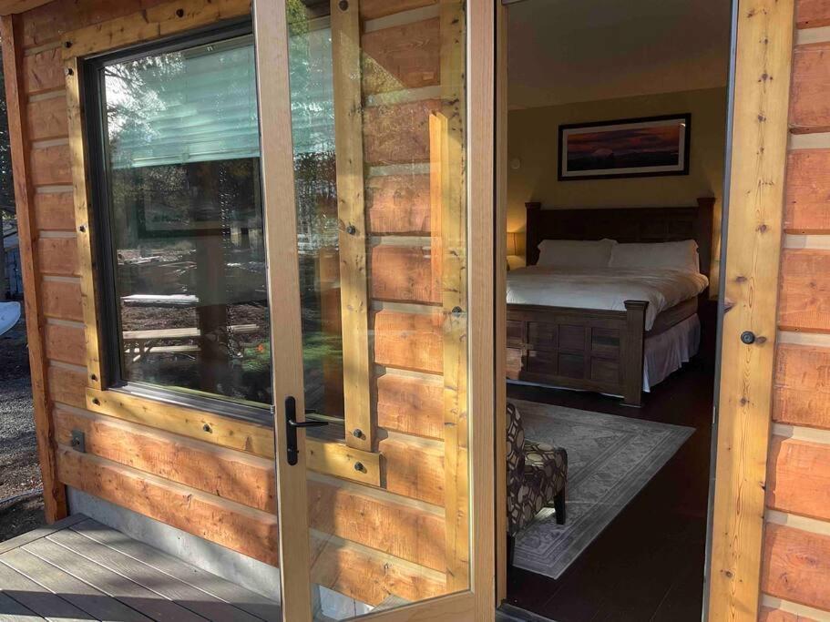Beautiful Riverfront Near Mt Bachelor With Hot Tub Bend Exteriör bild