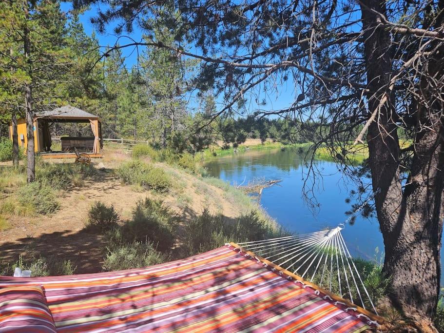 Beautiful Riverfront Near Mt Bachelor With Hot Tub Bend Exteriör bild